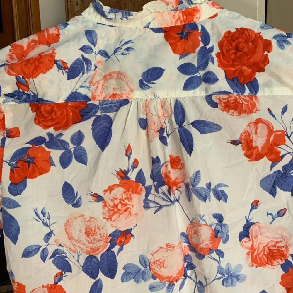 Talbots petites‎ turn up cuff floral button down. Worn 3x